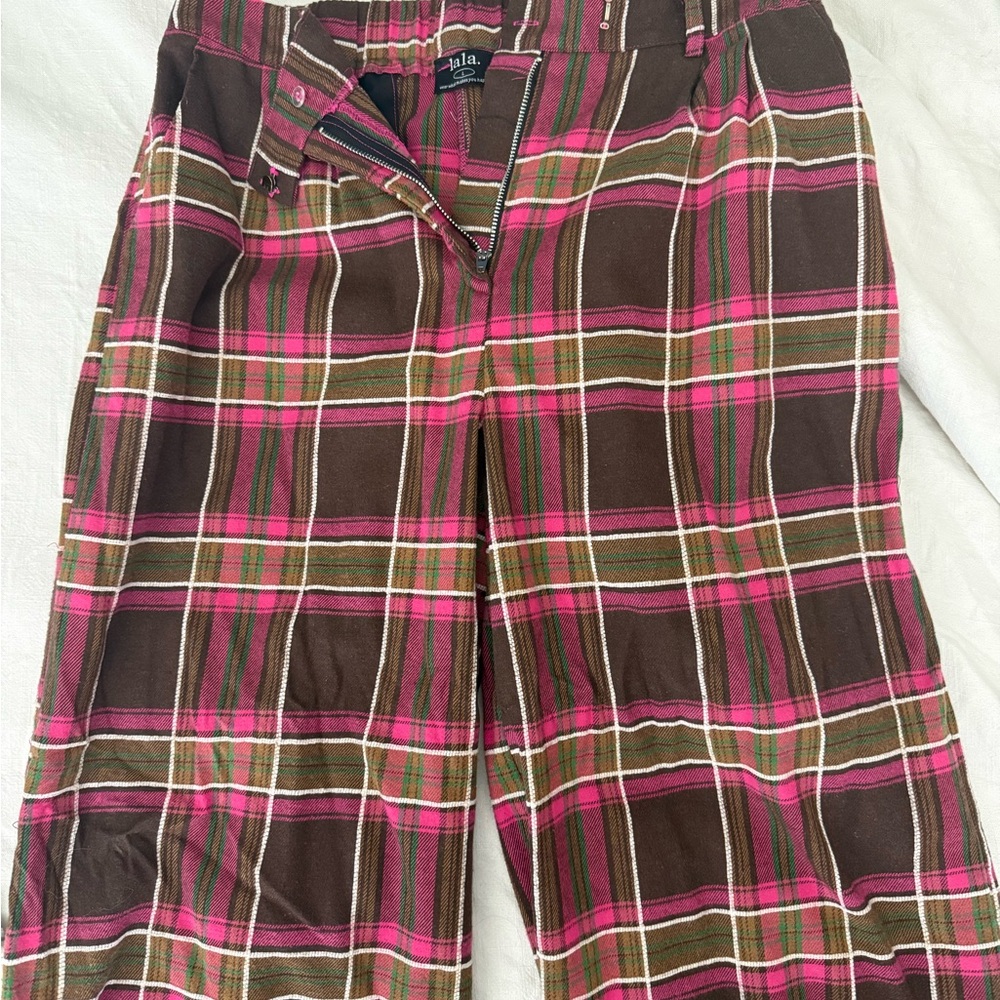 Dressed in Lala plaid trousers - Picture 2 of 3